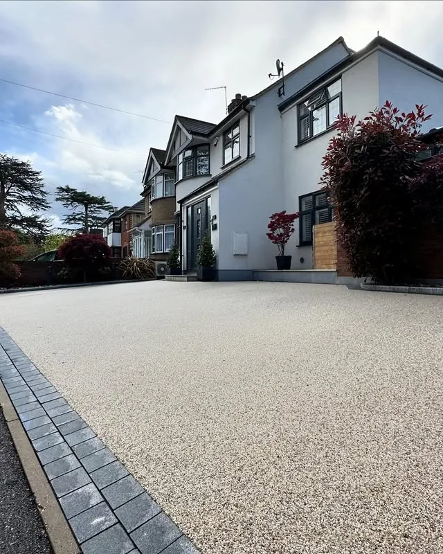 Resin bound driveway installed in Daltex Aurora finish