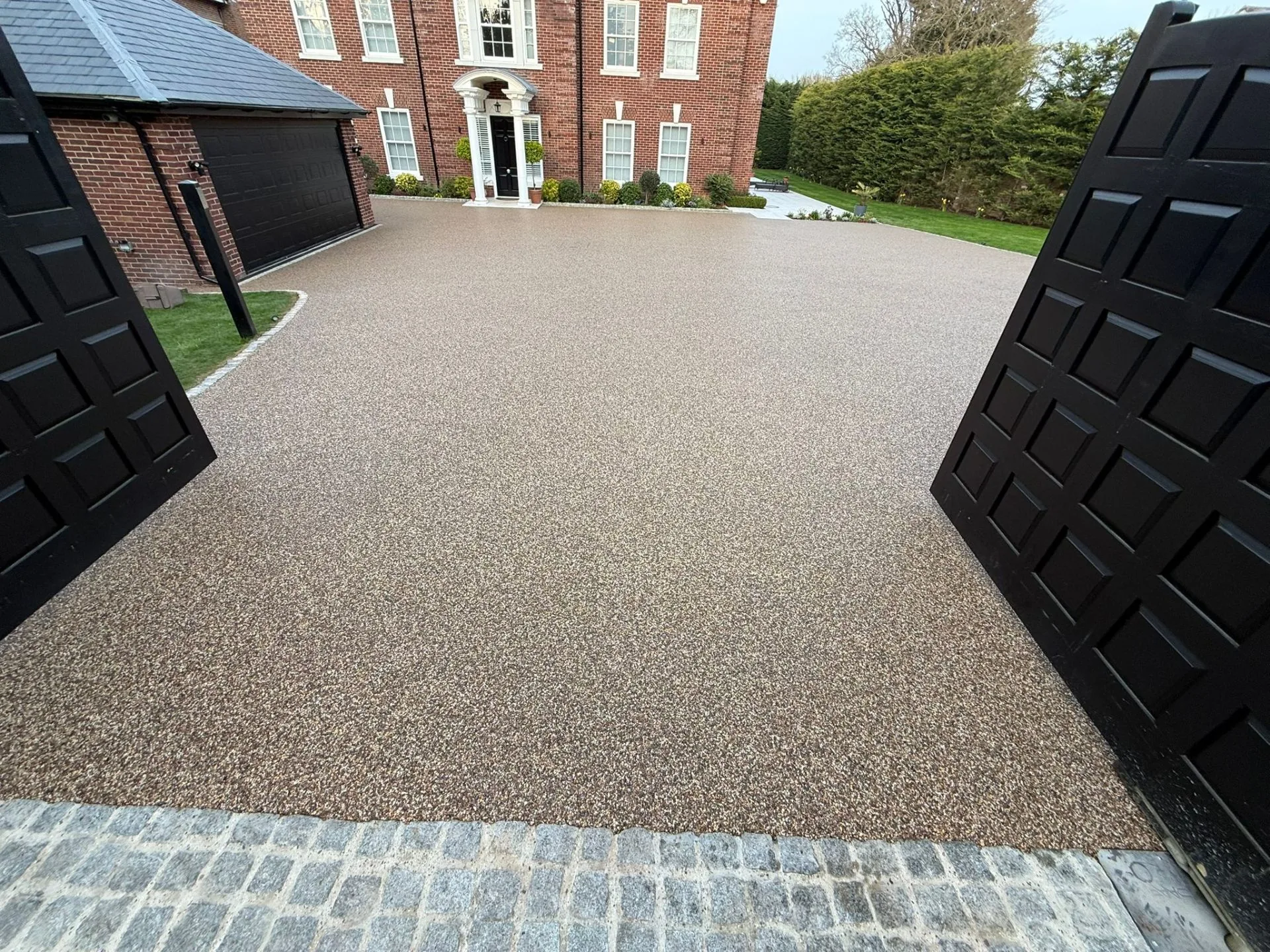 Resin bound driveway installed in Daltex Cappuccino finish