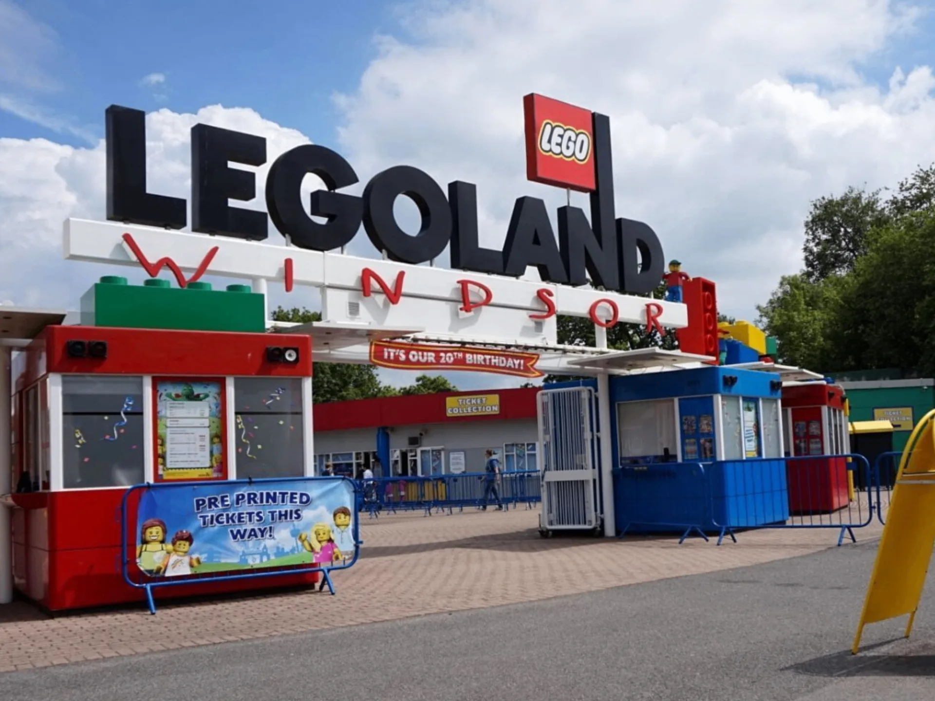 Theme Park Pedestrian Routes — resin bound commercial project by SureLay UK