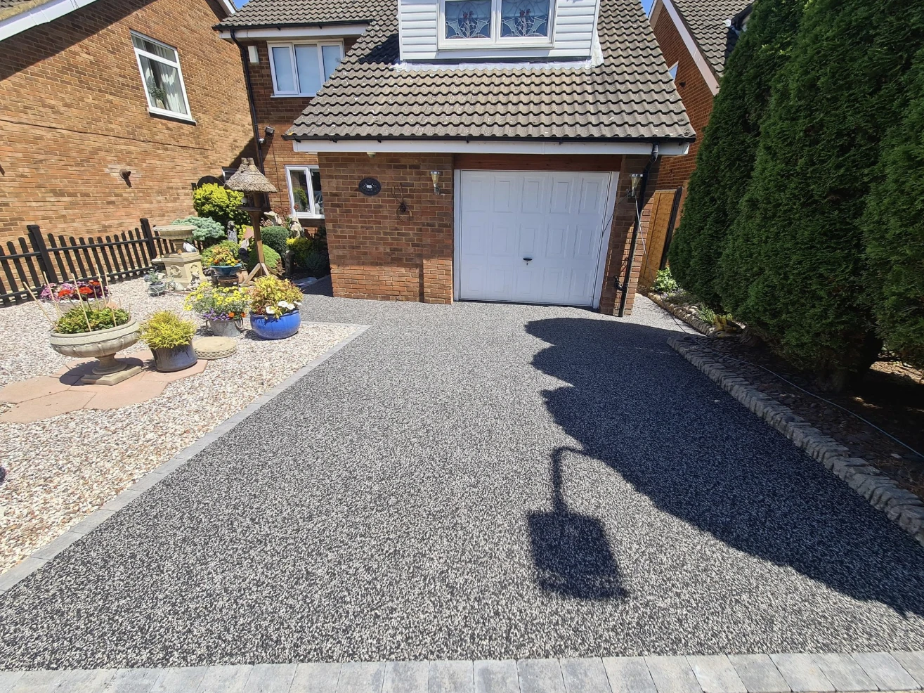 Resin bound driveway installed in Daltex Eclipse finish