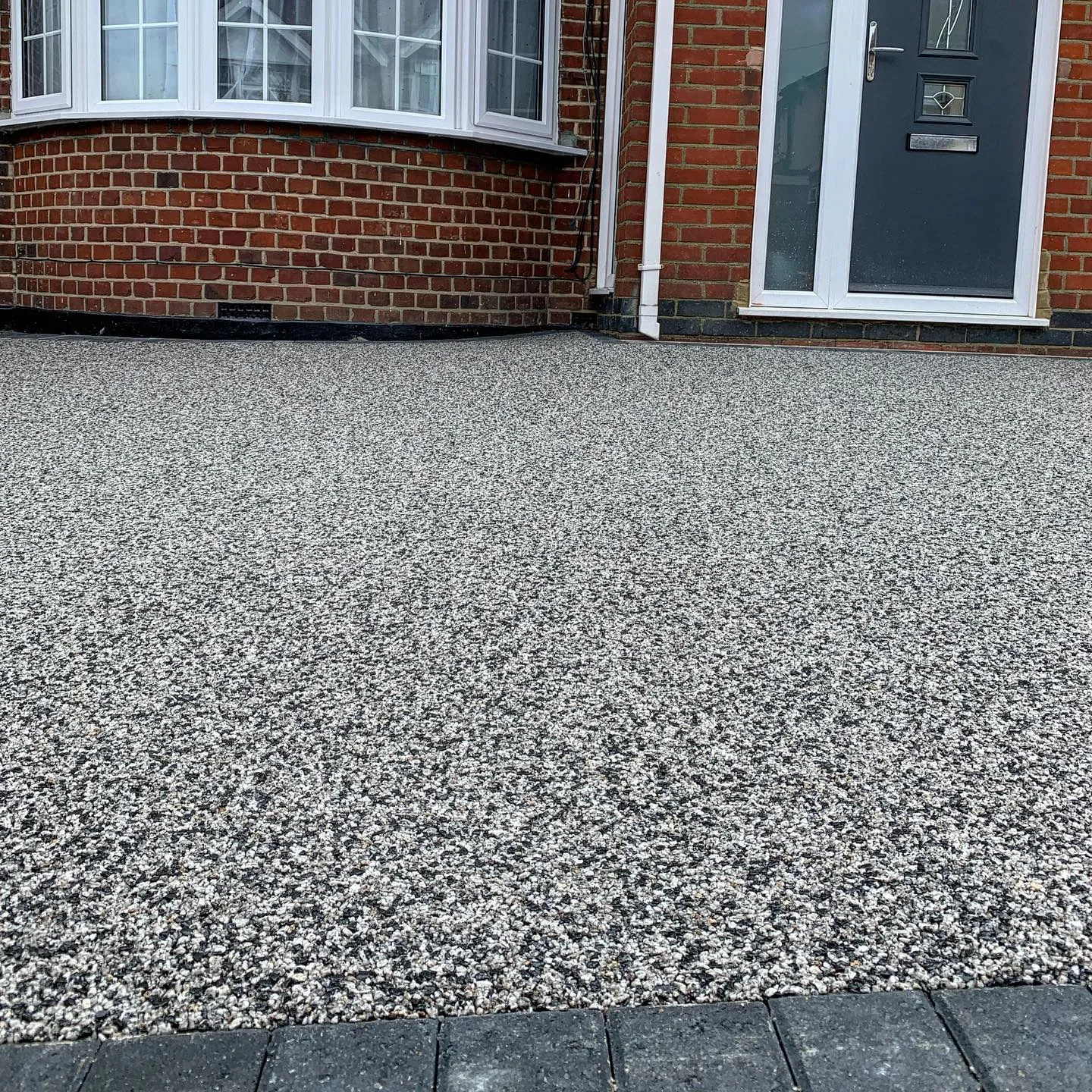 Resin bound driveway installed in Daltex Moonshadow finish