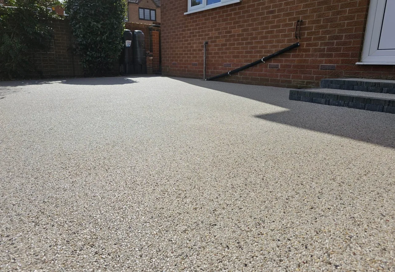 Resin bound driveway installed in Daltex Morning Mist finish