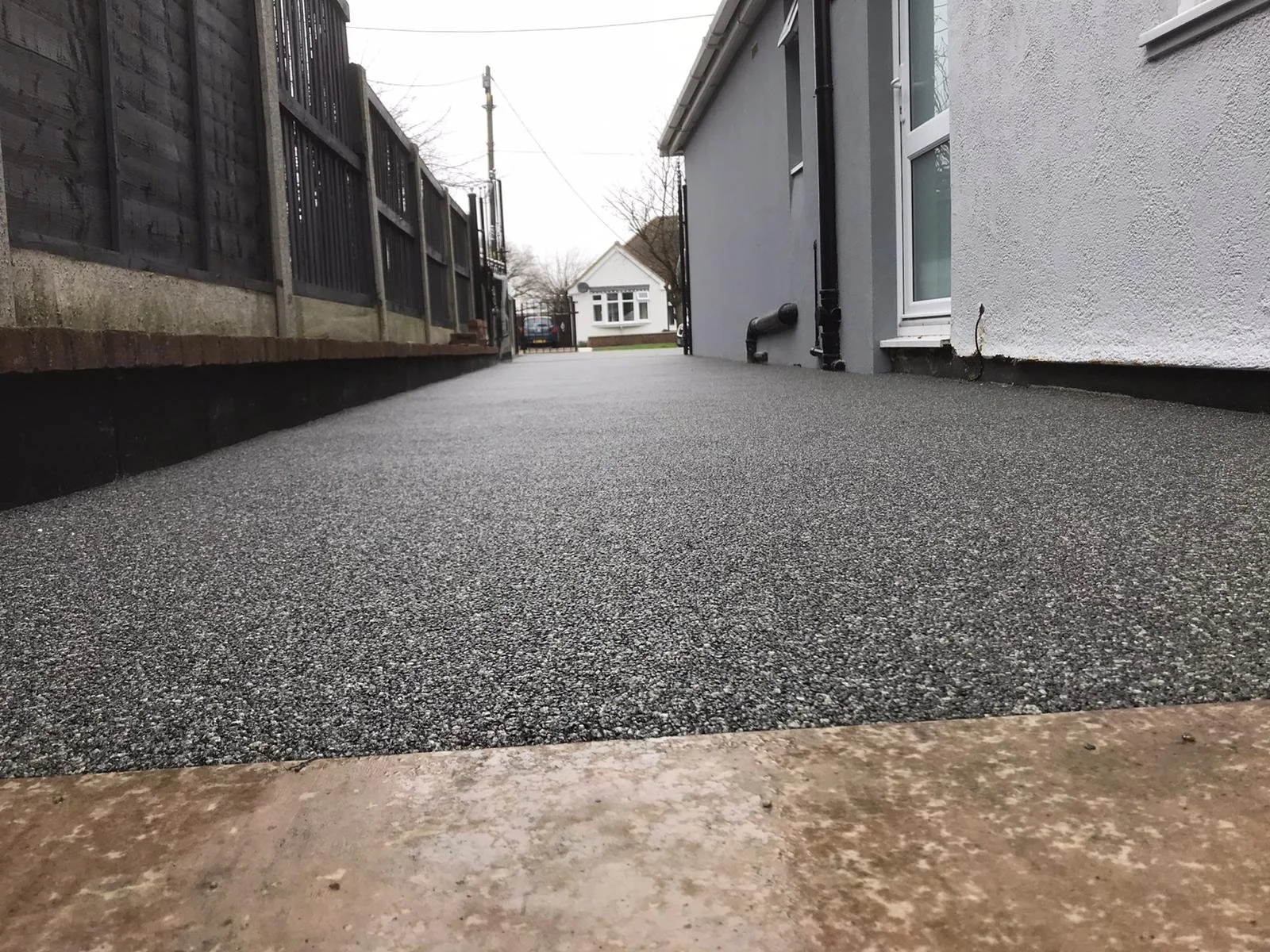 Resin bound driveway installed in Daltex Sovereign finish